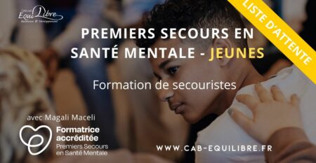 pssm-jeunes-liste-attente Formation PSSM Jeunes du Cabinet ÉquiLibre – Liste d’attente : un adolescent attentif et semblant en détresse, soutenu par la main d’un adulte, illustrant l’importance d’un accompagnement bienveillant.